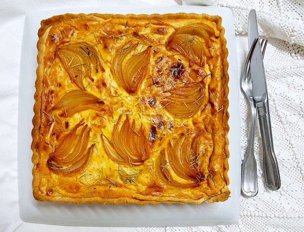 Quiche  de cavala e cebola caramelizada 