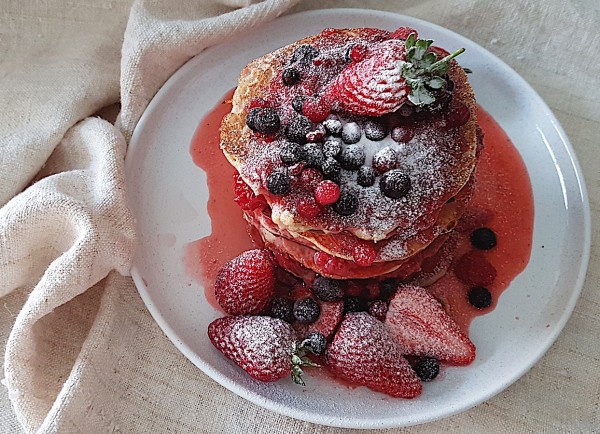 Panquecas  de trigo sarraceno e frutos vermelhos