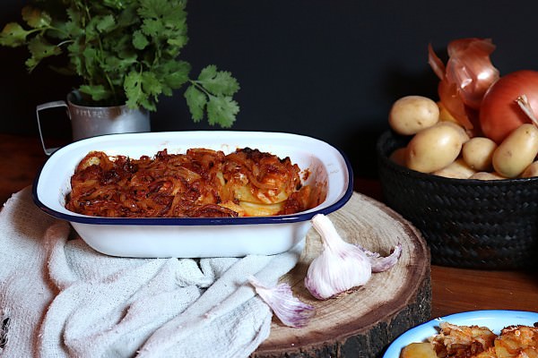 Bacalhau com cebola e colorau