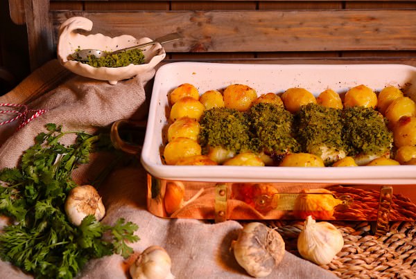 Pescada com crosta de broa e coentros