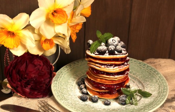 Panquecas com calda de arandos e mirtilos 
