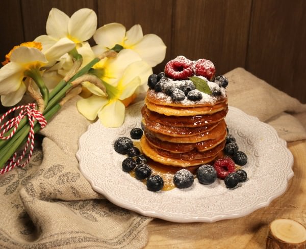 Panquecas com mel, framboesas e mirtilos