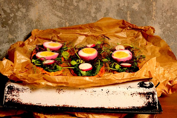 Batata doce com abacate, legumes e ovo