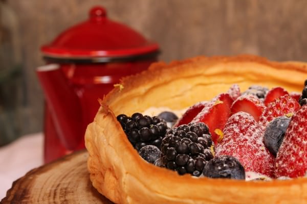 Panqueca com queijo mascarpone e frutos