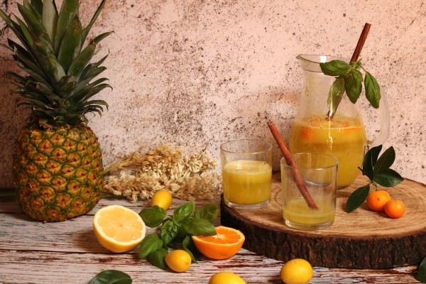 Água de Coco com Abacaxi e Manjericão