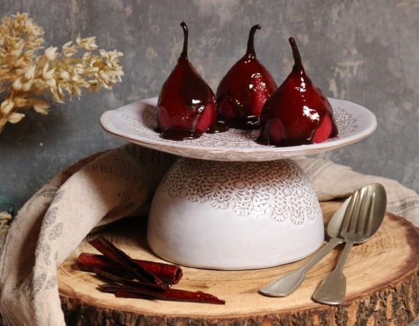 Pêras com Suco de Beterraba